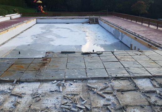 Comezan as obras de reparación da piscina municipal de Frades, adxudicadas por 98.000 €